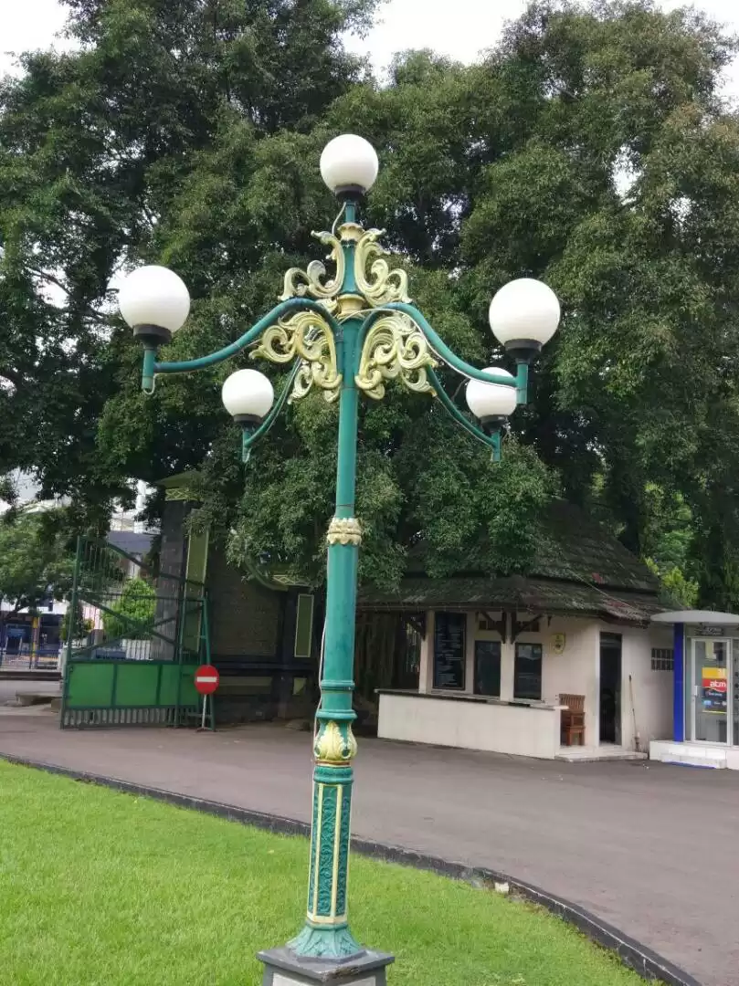 Tiang Lampu Taman dan Jalan